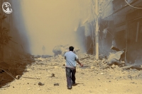 أحد شباب مدينة داريا يتجه لمكان سقوط أحد البراميل ليرى إن كان هناك أحد يحتاج المساعدة